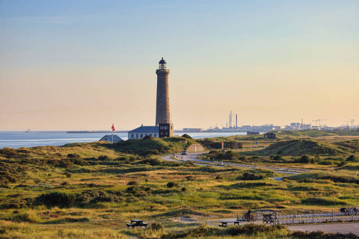 Sonnenuntergang an der Nordsee mit Leuchtturm